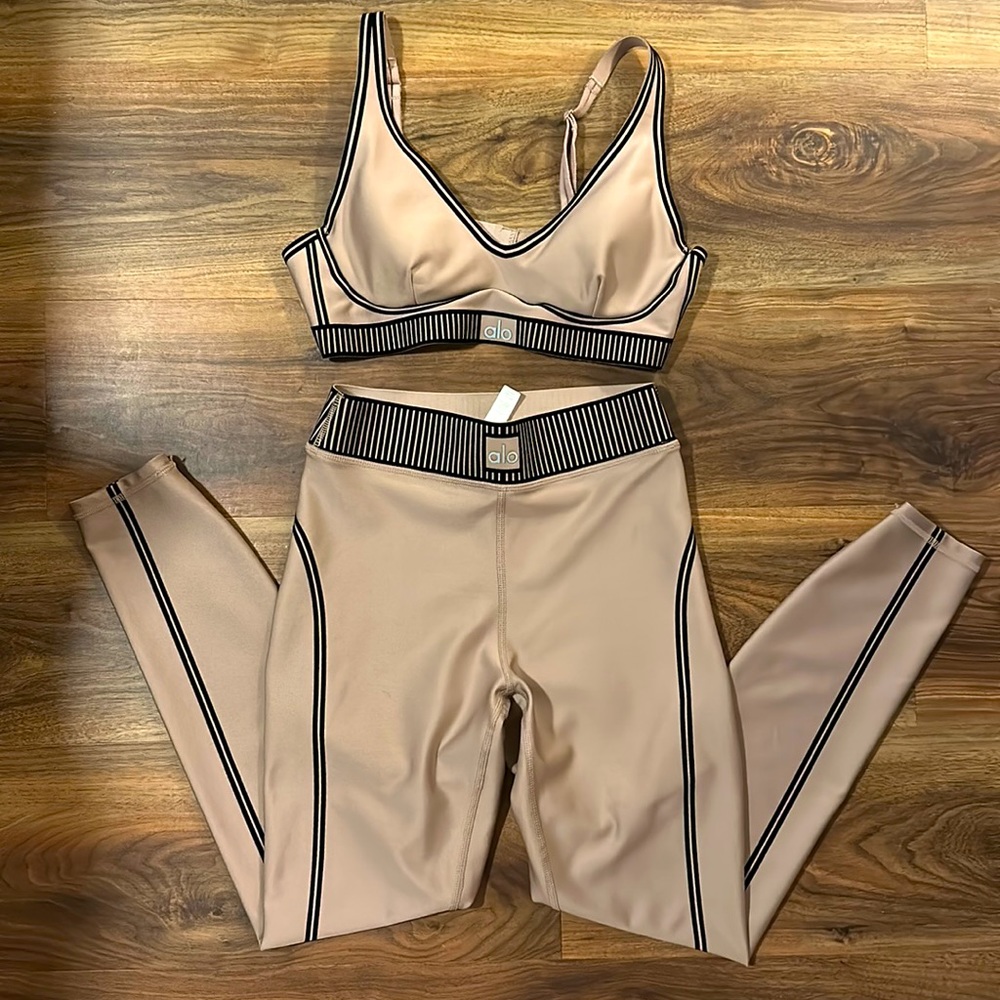 ALO Yoga Taupe & Black Contrast Sports Bra - Picture 2 of 10
